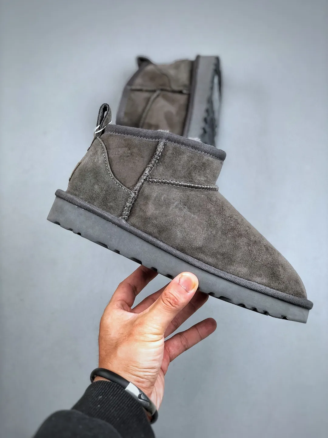 Local self-pickup 💰520 supports store placement. The top version on the market. UGG Mini thin-soled black short tube 1.5cm popular style. Produced by a major foreign trade factory in Guangzhou. Real sheep fur from toe to insole. Independent outer box packaging. Chip. Waterproof process. Different from any version on the market. 3cm thick sole, independently developed outsole, cashmere insole, keeping warm in winter, suitable for home use. In the new year, uug has launched a style series, which is partially geared towards the preferences of young consumers. It has also moved to the forefront of fashion trends. Shoe body material, water-repellent coated suede upper, 17mm UGGPURE™ implanted wool insole, lightweight non-slip and comfortable rubber outsole, with brand LOGO, and full packaging. Size: 35-44